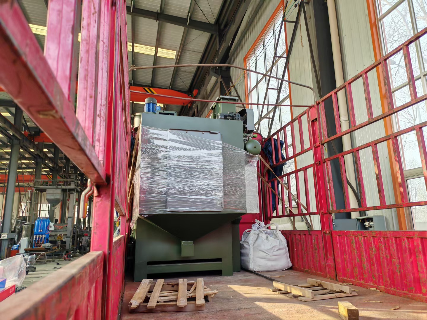 連續(xù)履帶通過式拋丸清理機_履帶式拋丸清理機工作原理_履帶式拋丸機視頻