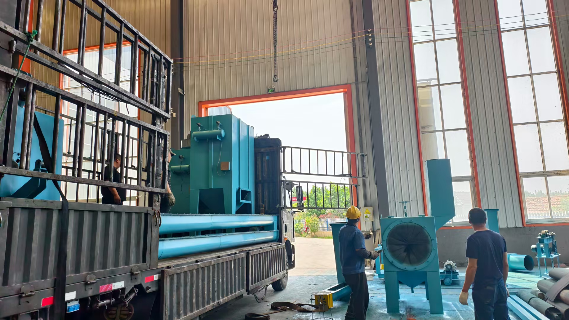 除銹砂機(jī)吊掛打孔圖片_吊掛打砂除銹機(jī)_除銹砂機(jī)吊掛打孔視頻