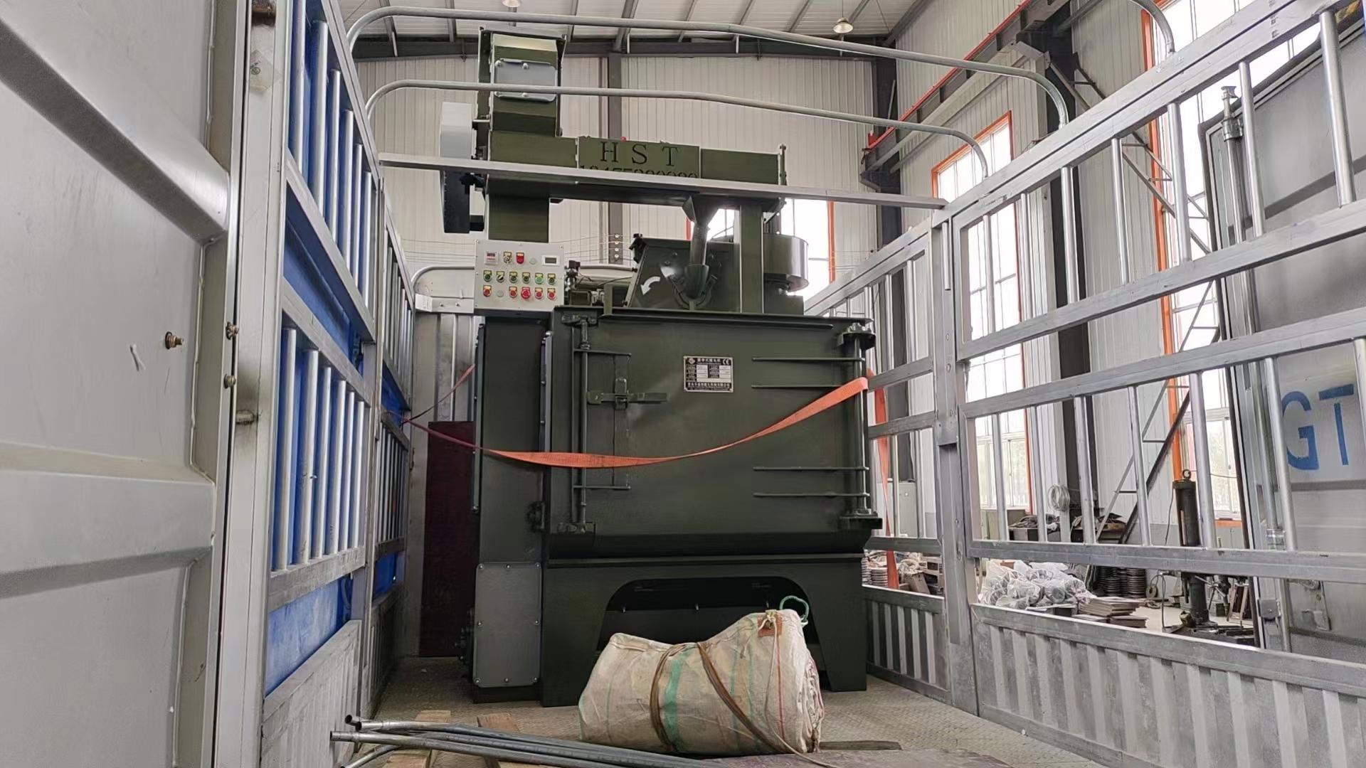 拋丸機(jī)橡膠履帶怎么修補(bǔ)_履帶拋丸機(jī)型號_Q326橡膠履帶拋丸機(jī)