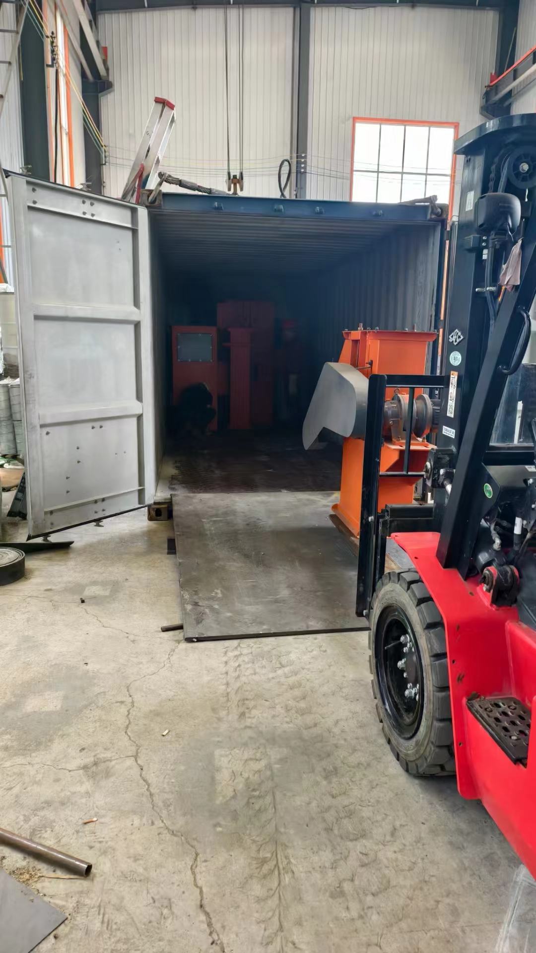 橡膠除銹砂機帶打磨方法_橡膠帶打砂除銹機_砂帶除銹機工作原理