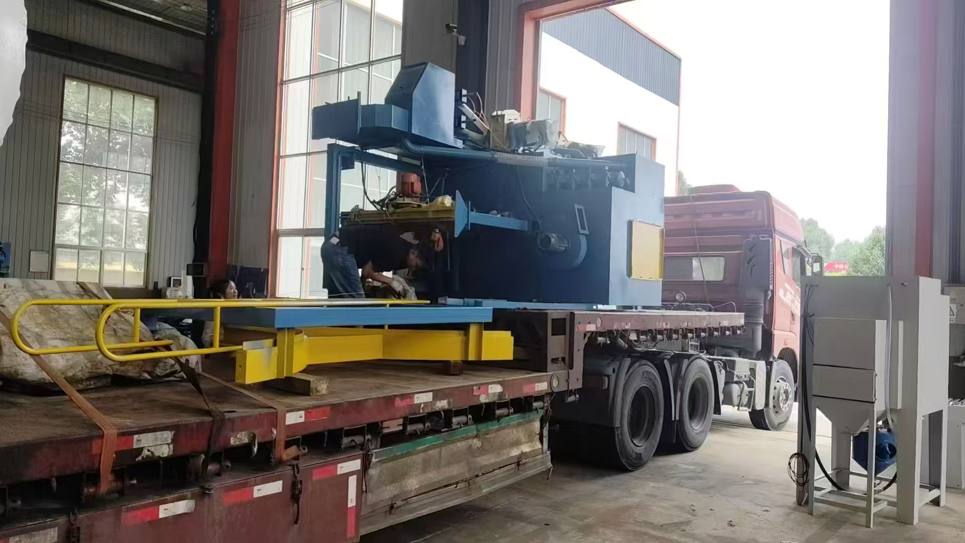 青島華盛泰 Q3710 吊鉤式拋丸機整裝發(fā)貨寧波鋼結構加工企業(yè)