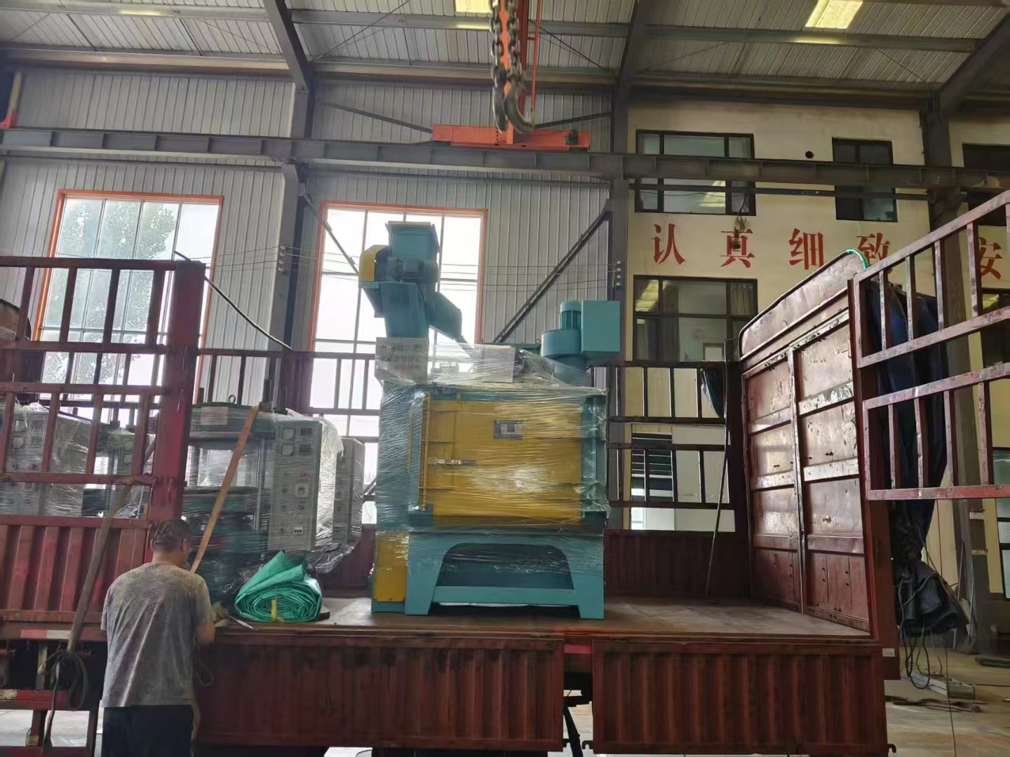 拋丸機出砂口堵塞處理_連續(xù)通過式拋丸打砂機_拋丸機使用的沙丸怎么區(qū)分好壞